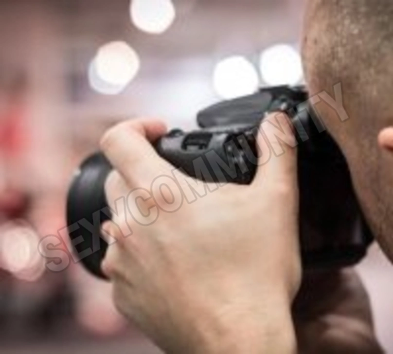 Advertisement (8363997) - Fotovoyeur 1