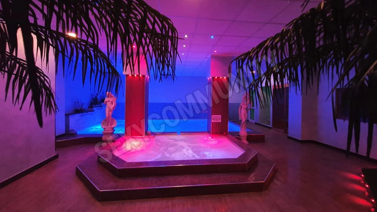 Annuncio (8126059) - HOLLYWOODclub 1